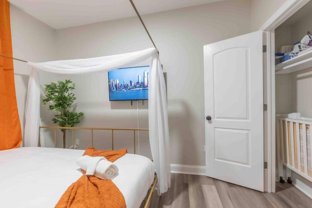 Апартаменты Pumpkin Premise By Airport, 5 Beds, Sleeps 8, Book 7 Days, Get 20 Percent Off Ньюарк Экстерьер фото